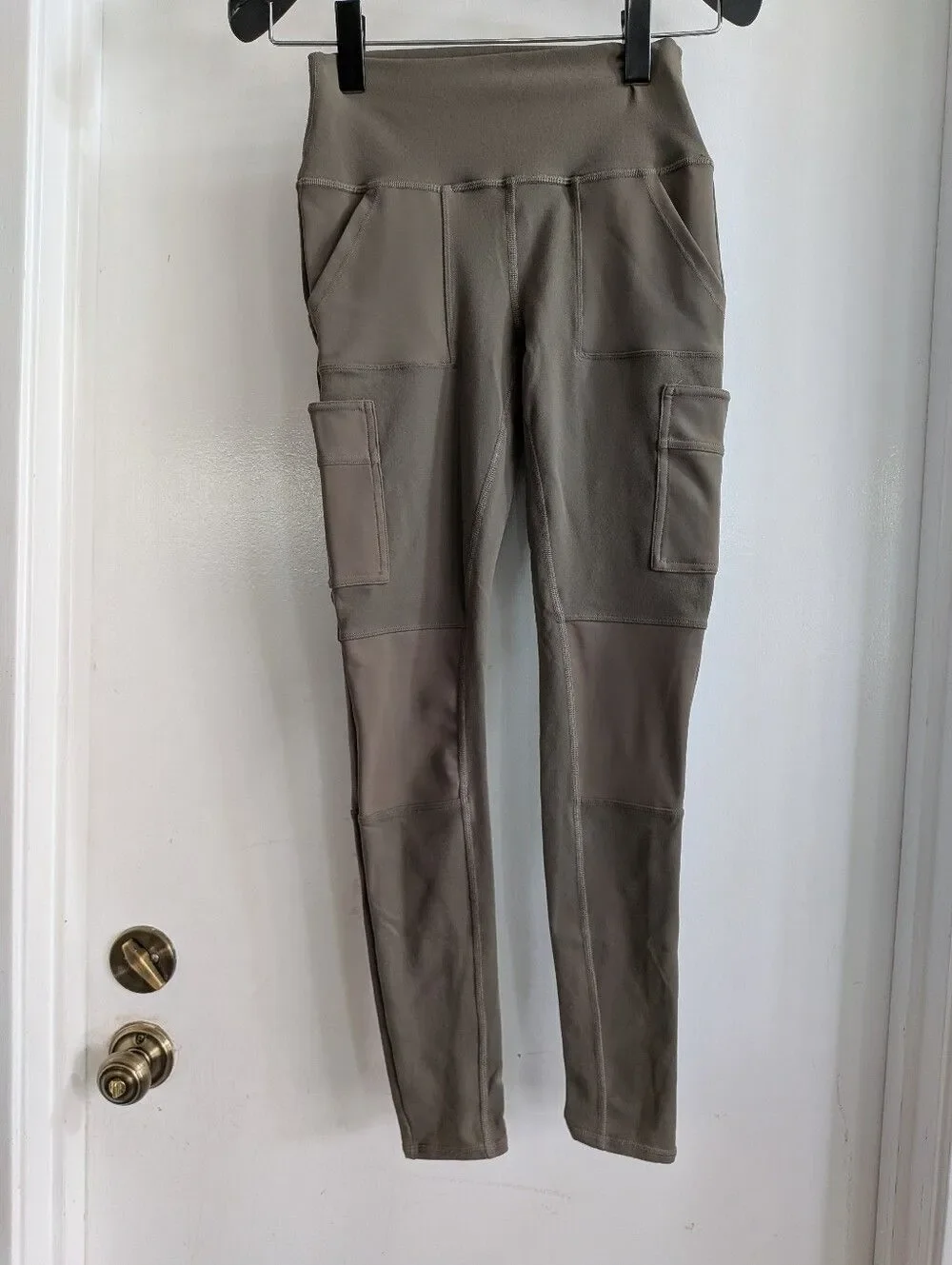 Alo High-Waist Utility Cargo Leggings in Olive